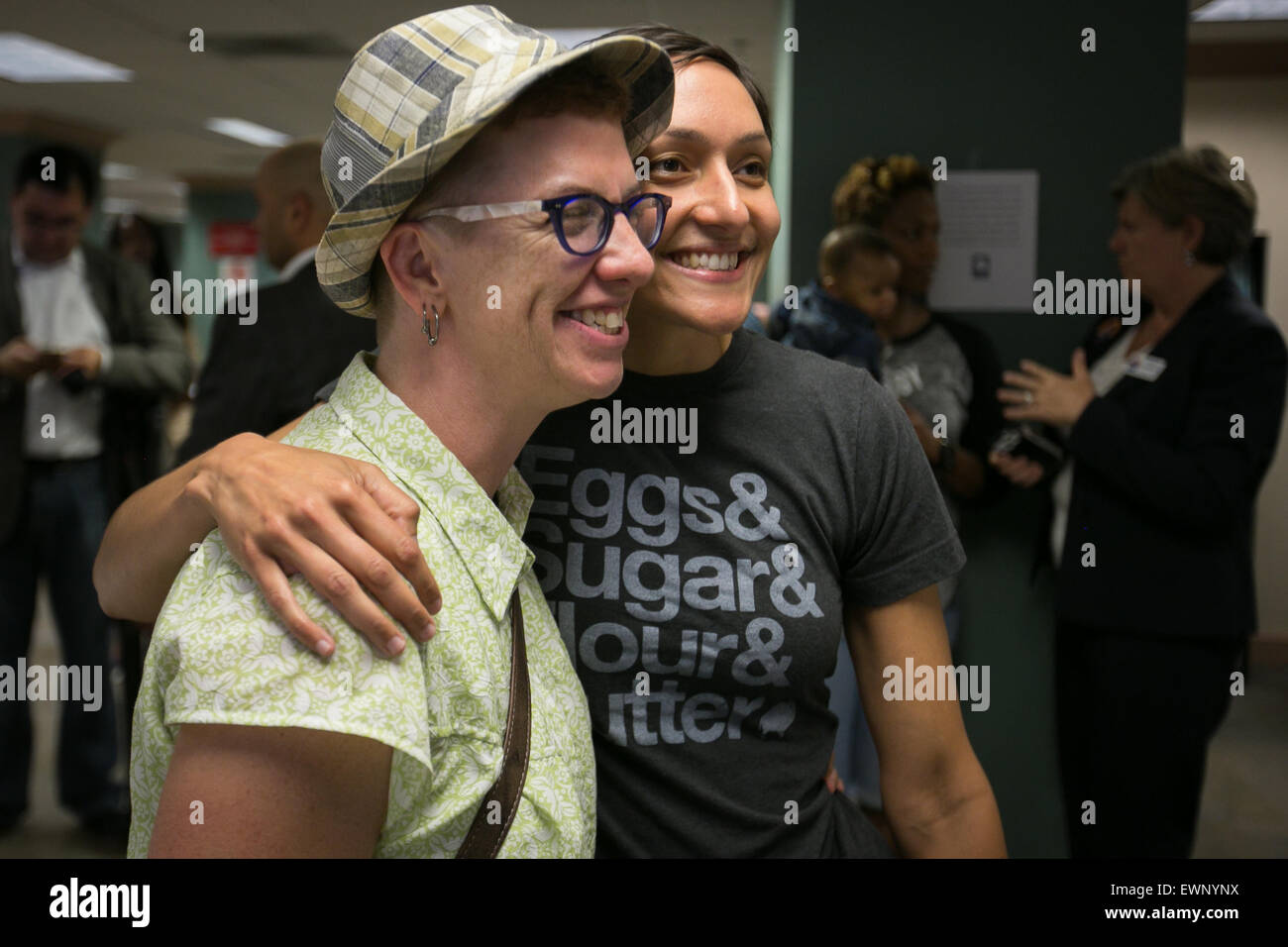 Catherine Simonsen (hat et des courts-circuits) et Laura Rivera célébrer ensemble alors que d'une demande de licence de mariage le 26 juin 2016. Banque D'Images