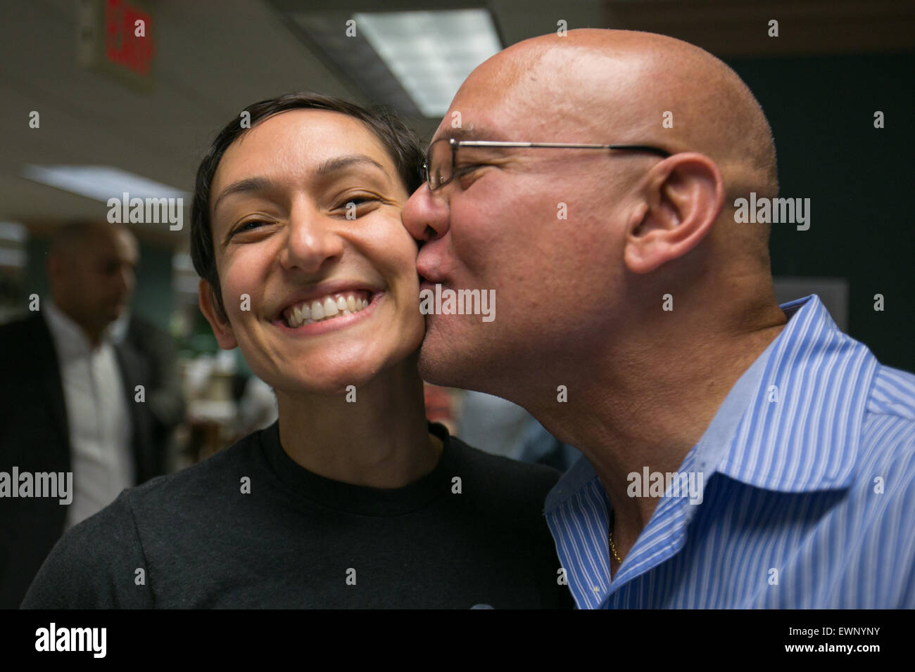 Laura Rivera célèbre avec son père, Jorge Rivera, tandis qu'une demande de licence de mariage en Géorgie le 26 juin 2016. Banque D'Images