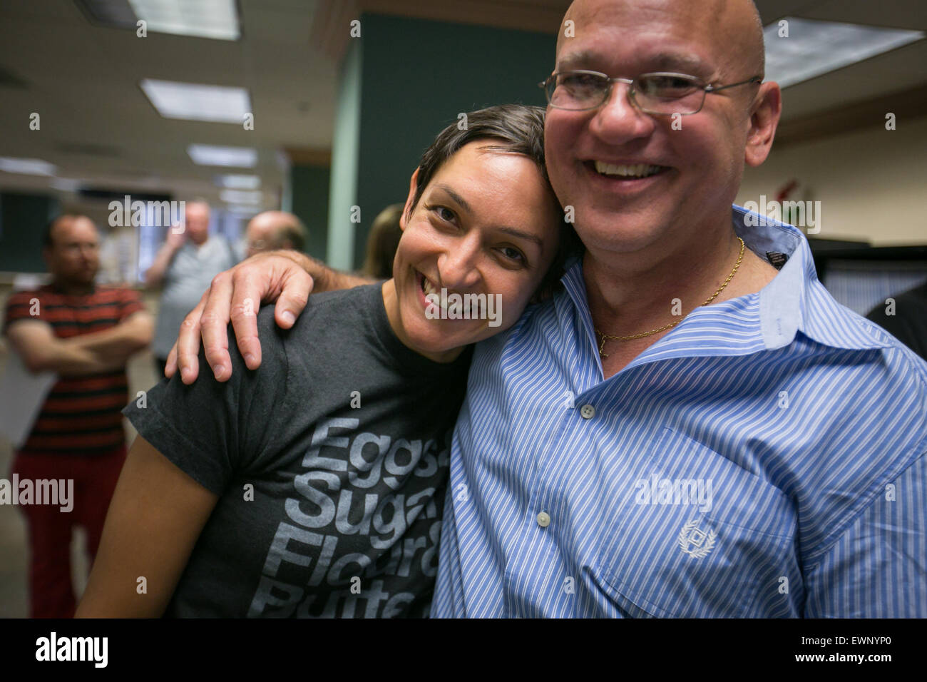 Laura Rivera célèbre avec son père, Jorge Rivera, tandis qu'une demande de licence de mariage en Géorgie le 26 juin 2016. Banque D'Images