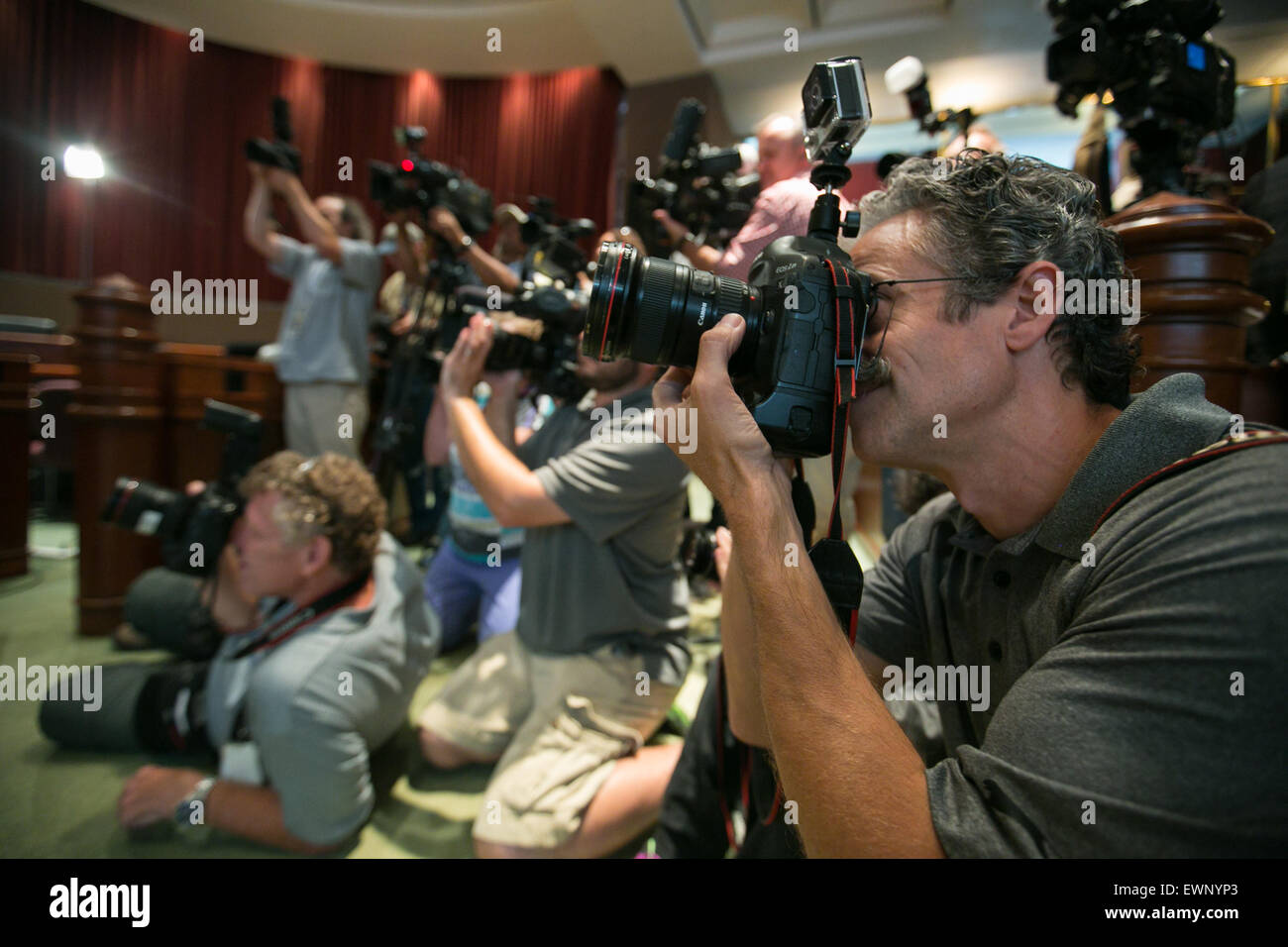 Foule de médias autour de couples qui se marient en Géorgie le 26 juin 2016. Banque D'Images