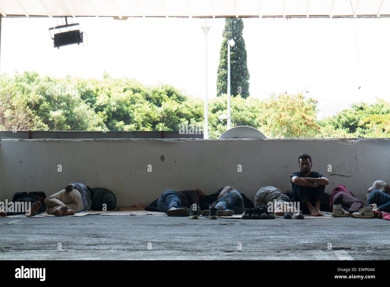 Bodrum, Turquie. 29 Juin, 2015. Les migrants pakistanais dormir sur le sol dans un parking vide à Bodrum, une célèbre station balnéaire dans le sud-ouest de la Turquie, qui devient de plus en plus le principal centre pour les réfugiés et les migrants. La plupart des prises ici par les trafiquants sont en attente de trouver une pause pour un passage sûr à l'île grecque de Kos, et plus tard sur l'Europe, tandis que d'autres essaient de trouver un moyen de le rendre à Istanbul. Photo par Bikem Ekberzade/Alamy Live News Banque D'Images