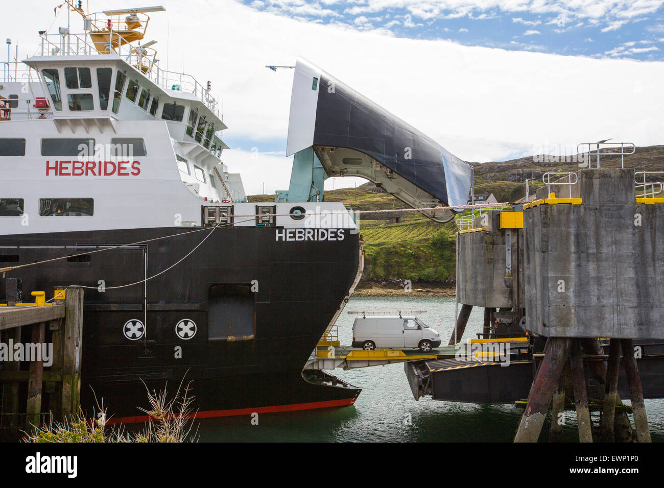 Le débarquement des véhicules de la Caledonian MacBrayne à Tarbert ferry sur l'île de Harris, Hébrides extérieures, en Écosse, au Royaume-Uni. Banque D'Images
