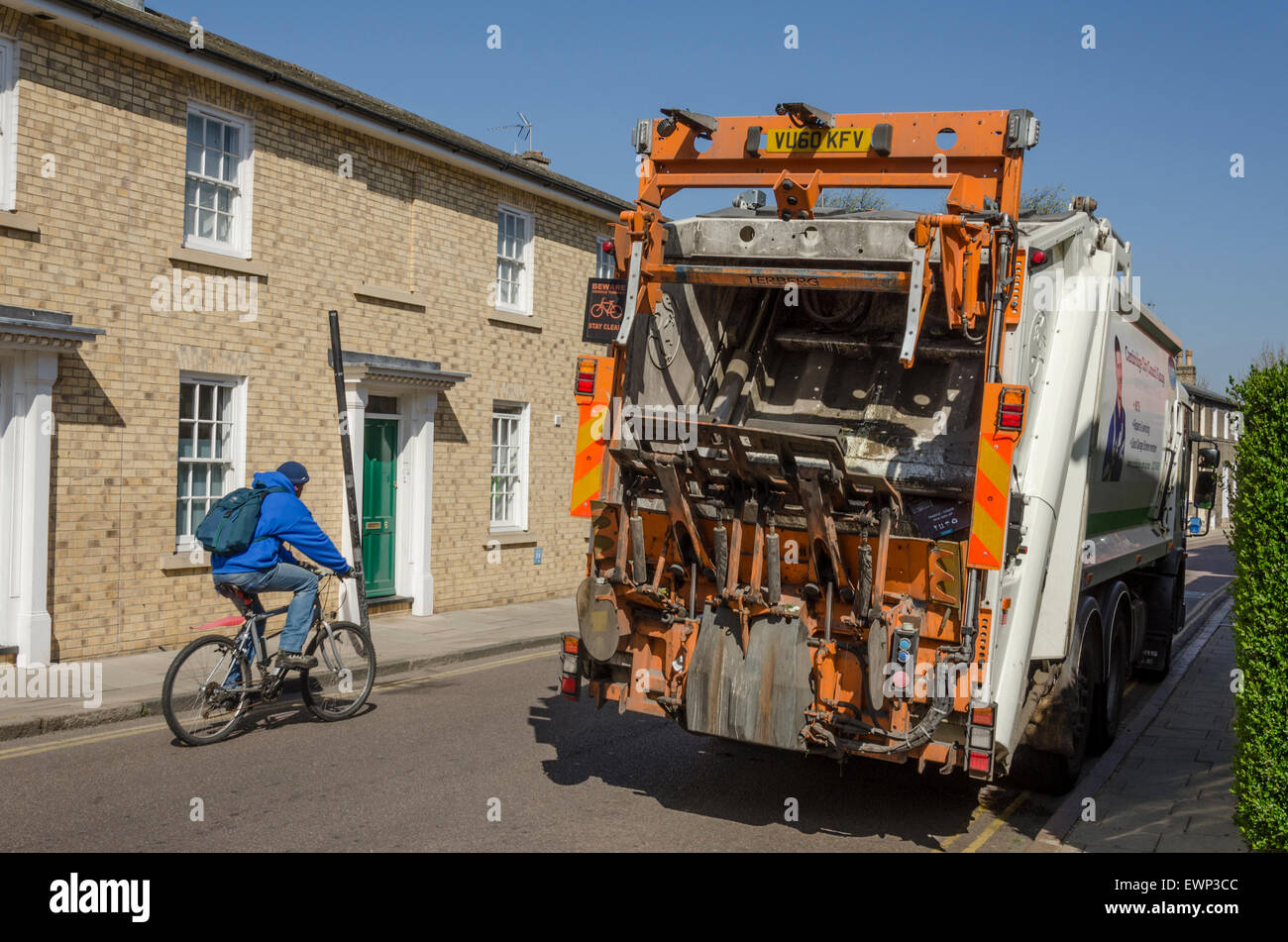 Camion benne et cycliste à Cambridge, Royaume-Uni Banque D'Images