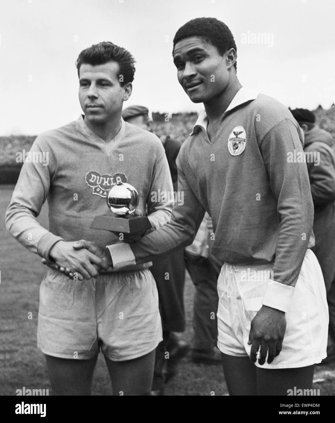 PHOTO - attaquant brésilien Eusebio félicite Josef Masopust sur l'obtention  du Ballon d'or pour le meilleur footballeur européen de 1962. (Photo/CTK  Karel Mevald Photo Stock - Alamy