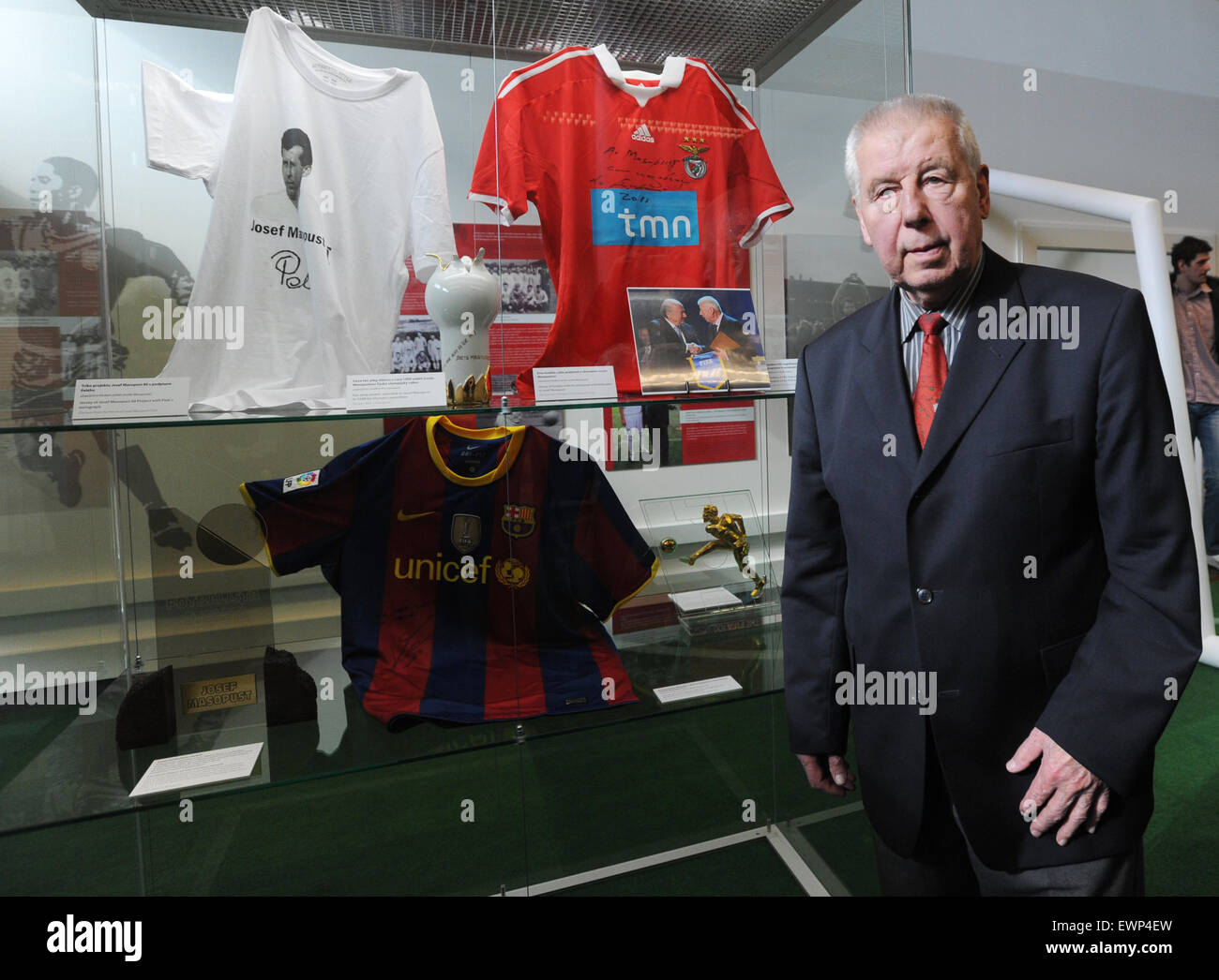 ***PHOTO***L'exposition dédiée au célèbre joueur de football tchèque Josef Masopust intitulé appelé Football Masopust a été ouverte dans le nouveau bâtiment du musée national à Prague le 10 mars 2011. Josef Masopust est représenté avec des maillots de football qui lui est dédié par Pelé, Eusebio et Messi. (CTK Photo/Vit Simanek) Banque D'Images