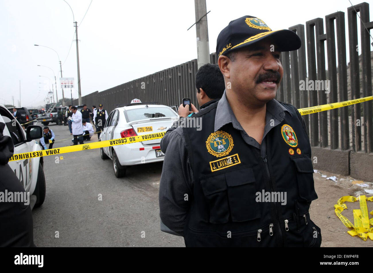 Lima, Pérou. 29 Juin, 2015. Jose Lavalle, chef de la Direction des enquêtes criminelles, des gardes l'emplacement d'un affrontement à Lima, Pérou, le 29 juin 2015. Cinq présumés criminels ont été abattus lors d'un affrontement avec les policiers lundi matin dans la capitale. © Norman Cordova/ANDINA/Xinhua/Alamy Live News Banque D'Images