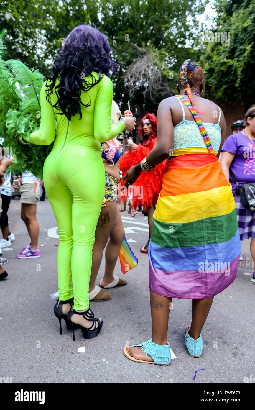 La VILLE DE NEW YORK, USA - 30 juin 2013 : Drag Queens en costumes spectaculaires avec toutes les couleurs de l'arc en ciel recueillir durant la Gay Pride. Banque D'Images