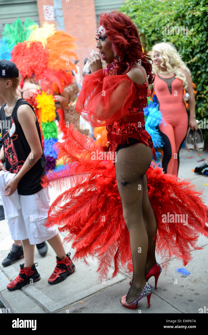 La VILLE DE NEW YORK, USA - 30 juin 2013 : Drag Queens en costumes flamboyants rassembler sur un trottoir de Greenwich Village au cours de Gay Pride. Banque D'Images
