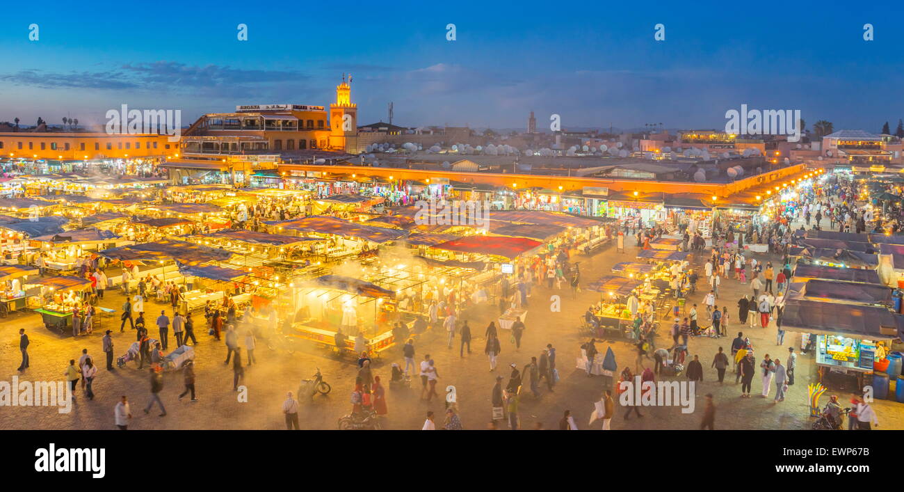 Médina de Marrakech - Place Jemaa el Fna dans la nuit, le Maroc, l'Afrique Banque D'Images
