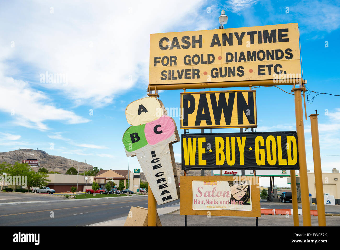 WENDOVER, NEVADA - 18 août 2013 : Signe pour pawn shop américain annonce paiement n'importe quand de l'or, des diamants, de l'argent, et les armes à feu. Banque D'Images