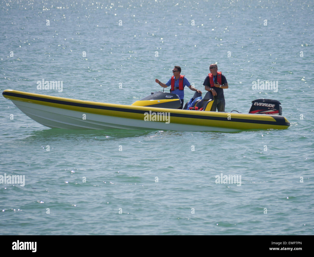 Un maréchaux jaune bateau en mer lors d'une course de bateau Banque D'Images