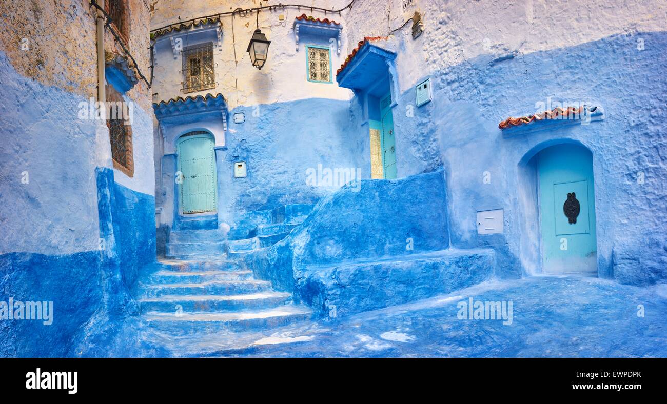 Maroc - murs peints en bleu à l'ancienne médina de Chefchaouen. Banque D'Images