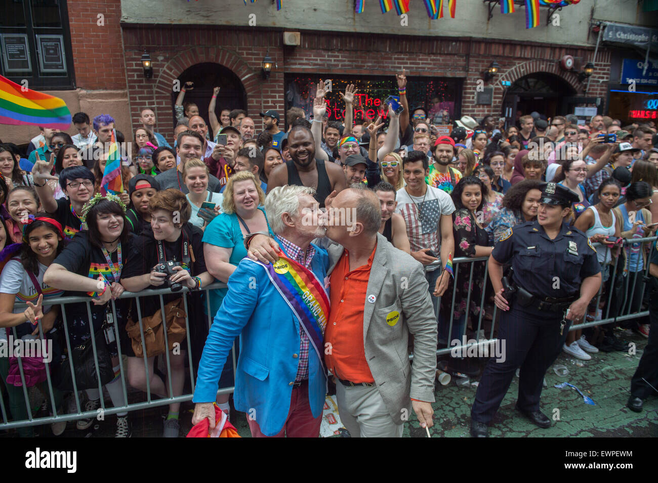 New York, New York, USA. 28 Juin, 2015. Grand Sir Derek Jacobi et Marshall partner RICHARD CLIFFORD mars dans le 2015 de Patrimoine LGBT Pride Parade dimanche. © Bryan Smith/ZUMA/ZUMAPRESS.com/Alamy fil Live News Banque D'Images