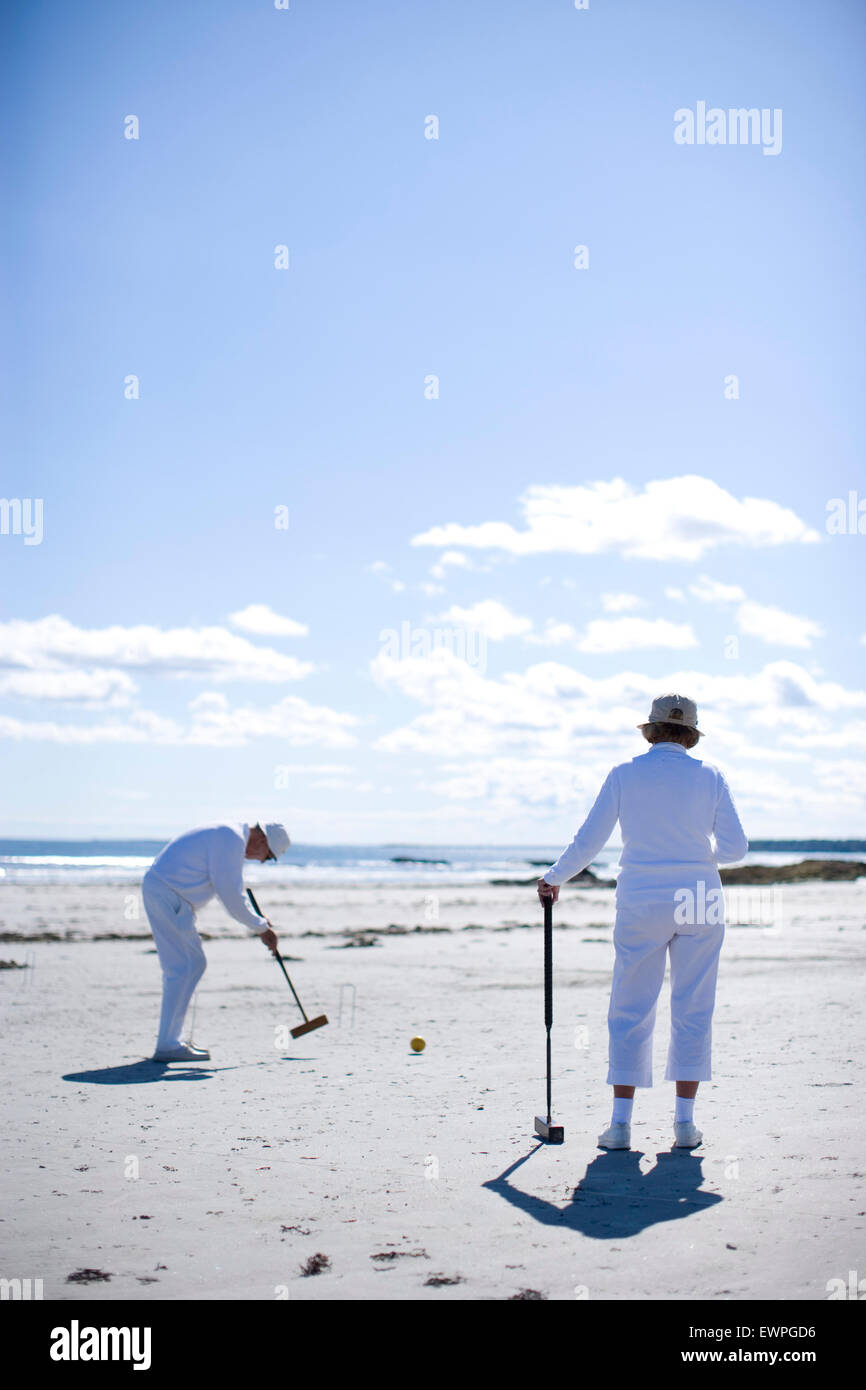 Un groupe de personnes qui jouent au croquet sur la plage Banque D'Images