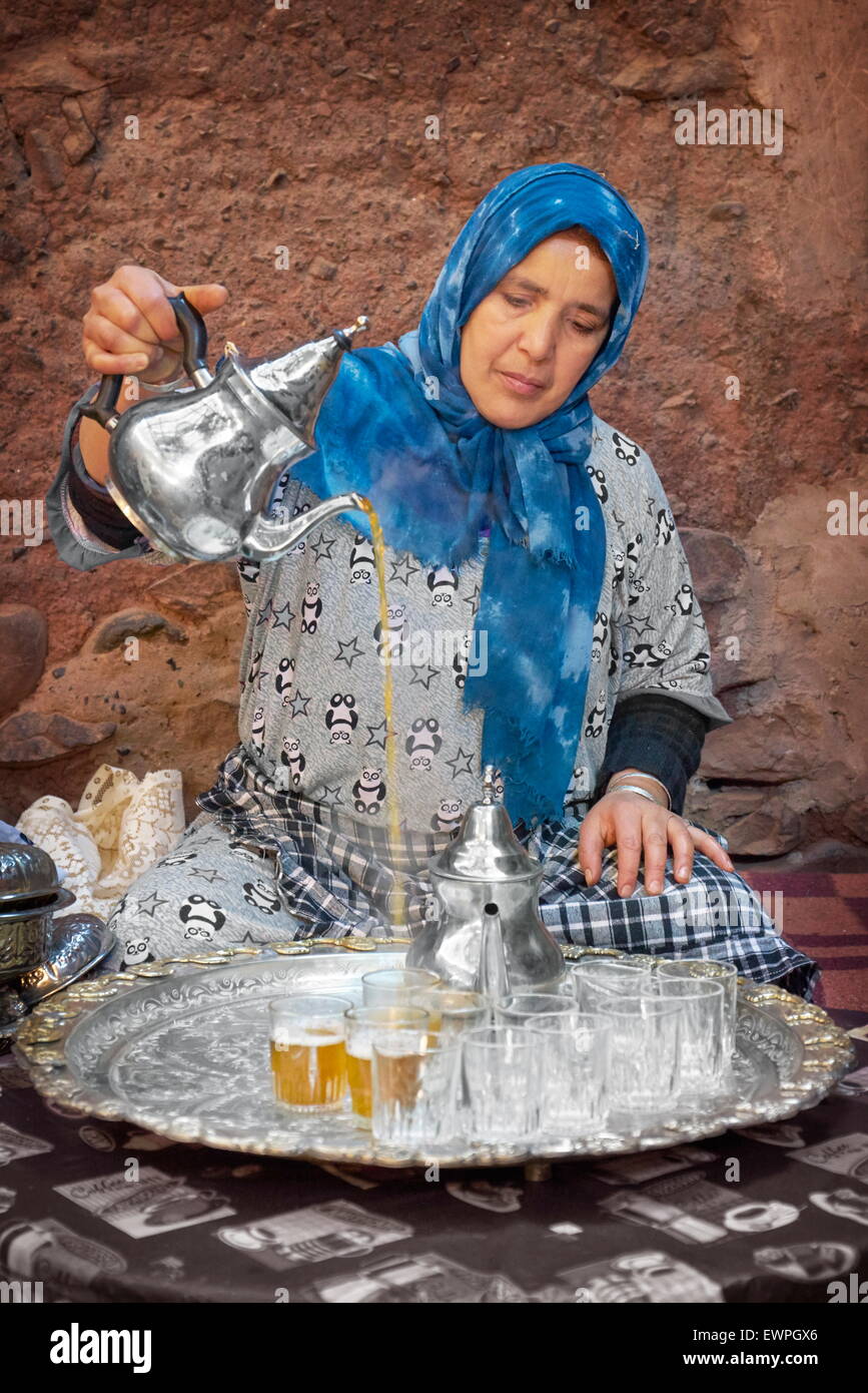 Cérémonie du thé. Les femmes berbères la préparation du thé à la menthe et verveine. Vallée de l'Ourica, Maroc Banque D'Images
