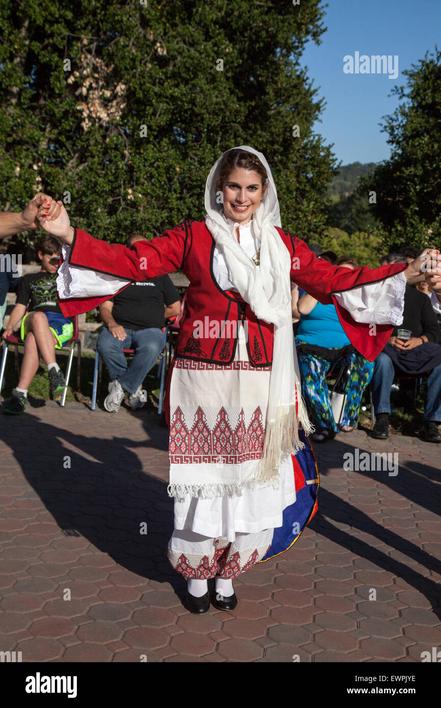 Danseur grec Minoan femelle effectuant à un festival Grec, Novato, Californie, USA Banque D'Images