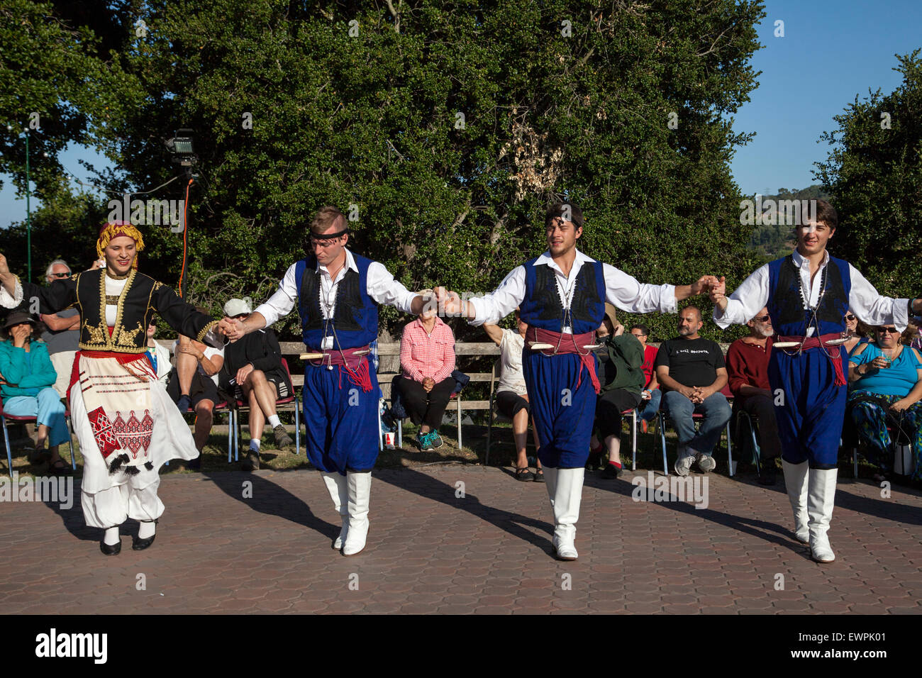 La scène de danse danseurs grecs grete à un festival grec, Novato, Californie, USA Banque D'Images