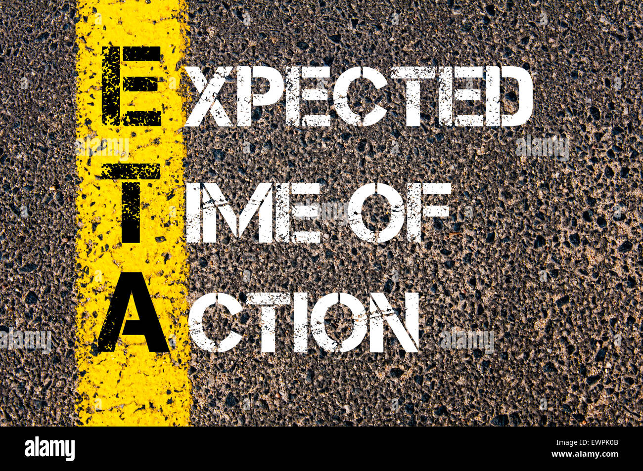 Concept image Acronyme ETA comme prévu le temps d'action écrit plus de signalisation de la ligne de peinture jaune. Banque D'Images