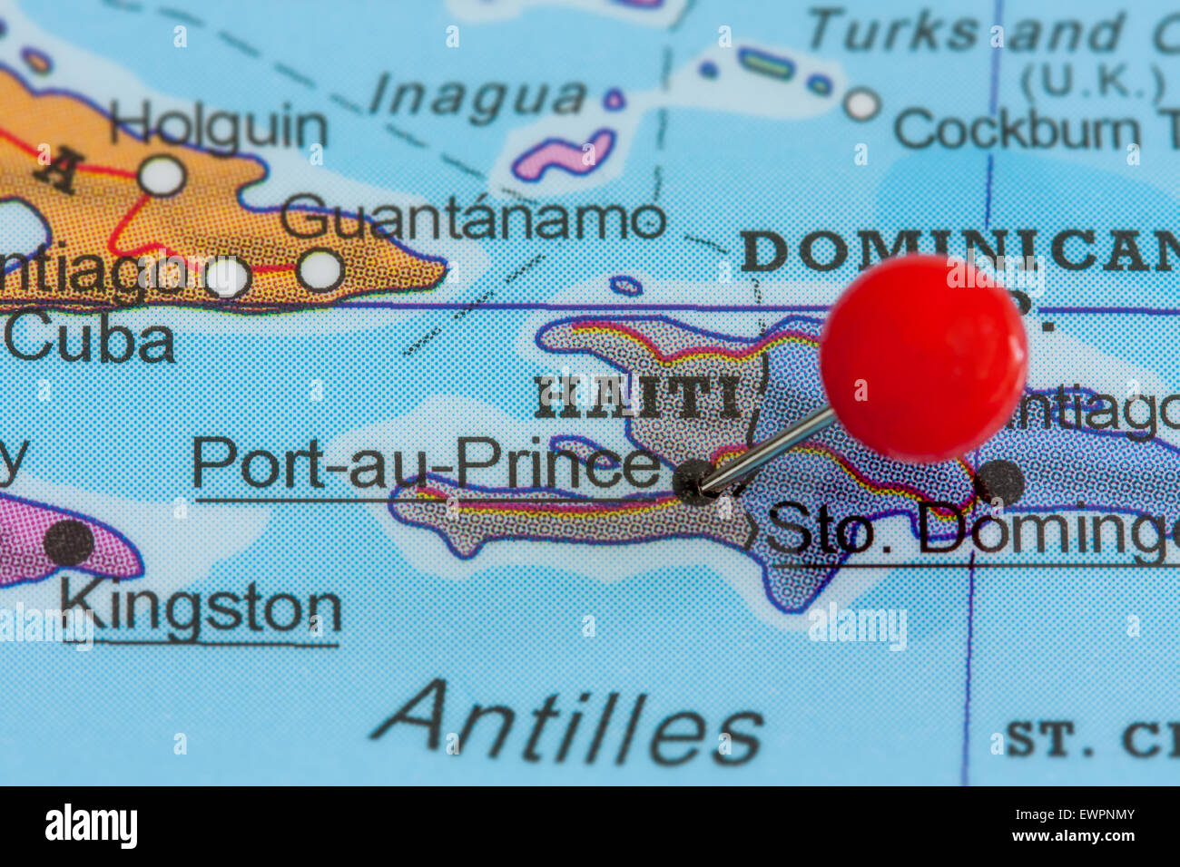 Close-up d'une punaise rouge sur une carte de Port-au-Prince, Haïti Banque D'Images