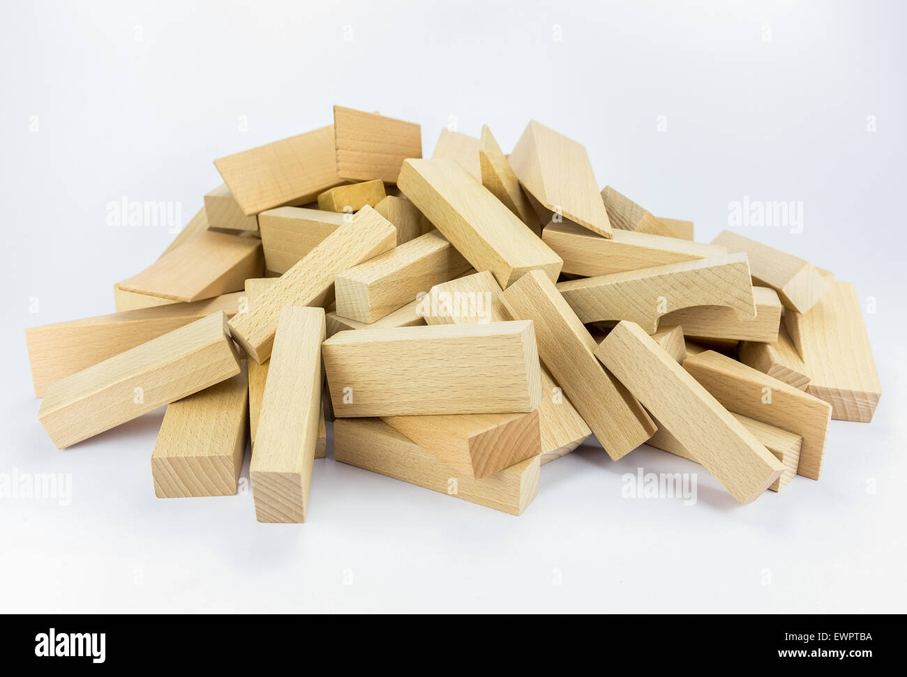 La pile ou la pile de blocs de construction en bois pour construire la construction, isolé sur fond blanc Banque D'Images