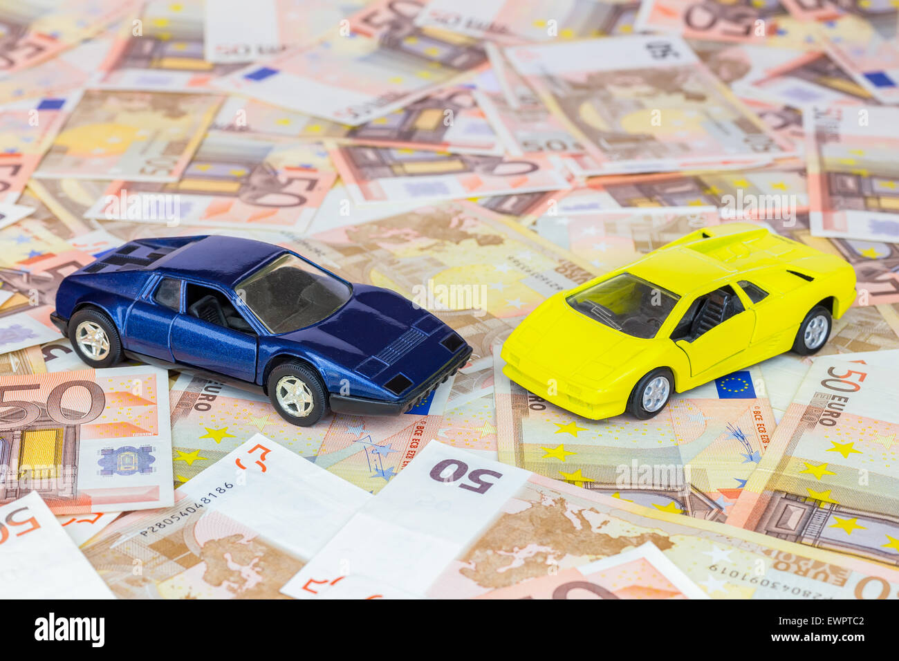 Deux modèles de voitures sur 50 euro notes comme symbole de luxe et de richesse Banque D'Images