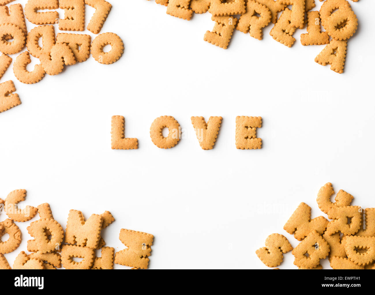 Mot d'amour écrit avec lettre de biscuits, sur fond blanc Banque D'Images