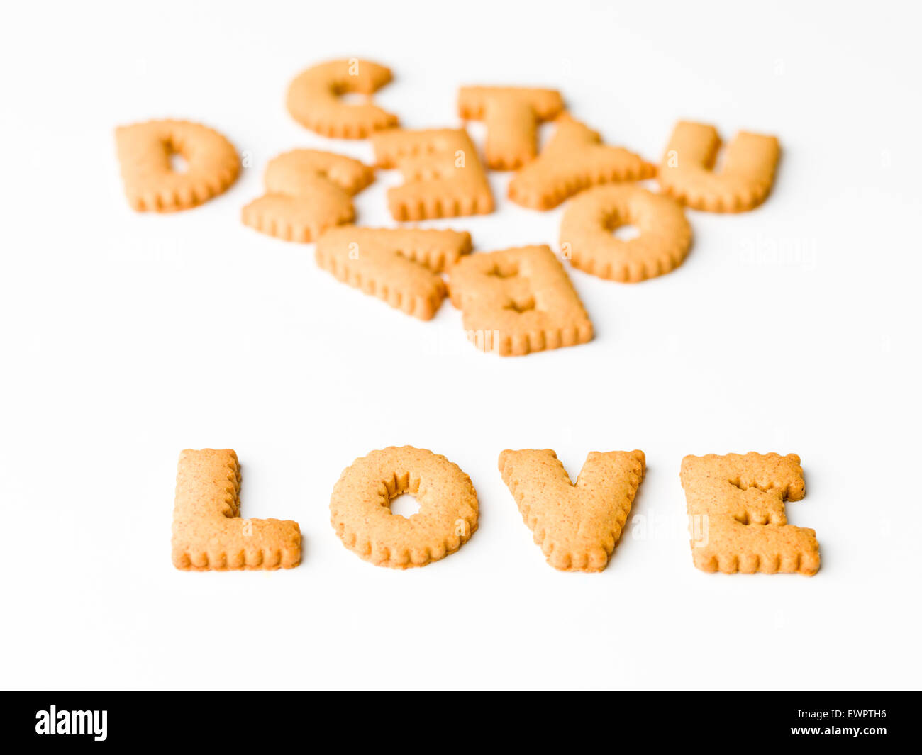 Mot d'amour écrit avec lettre de biscuits sur fond blanc Banque D'Images