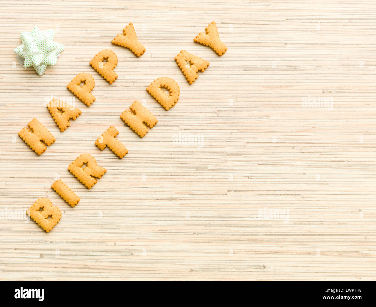 Joyeux anniversaire message écrit avec des biscuits sur la surface en bois lettre copie espace disponible. Banque D'Images