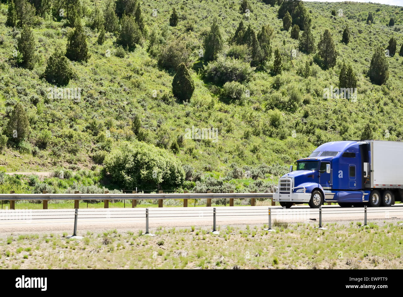 Prise d'un gros camions voyageant le long de la route de l'Amérique. Banque D'Images