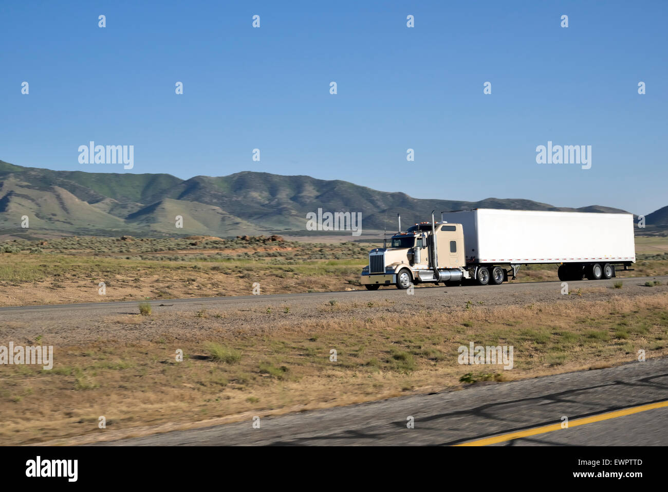 Prise d'un gros camions voyageant le long de la route de l'Amérique. Banque D'Images