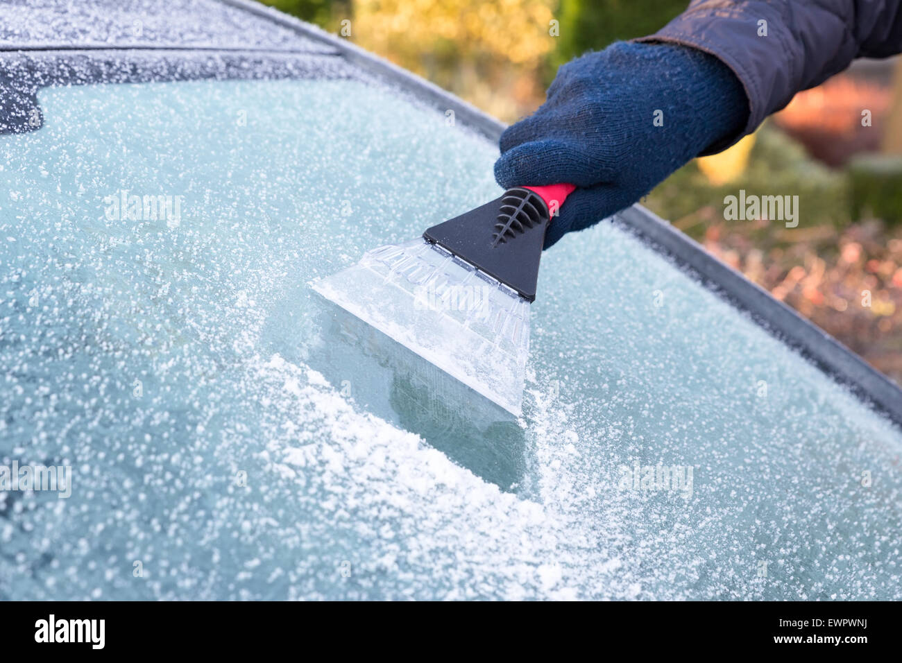 Porter la main de glace rayures gant fenêtre voiture avec le gel en hiver Banque D'Images