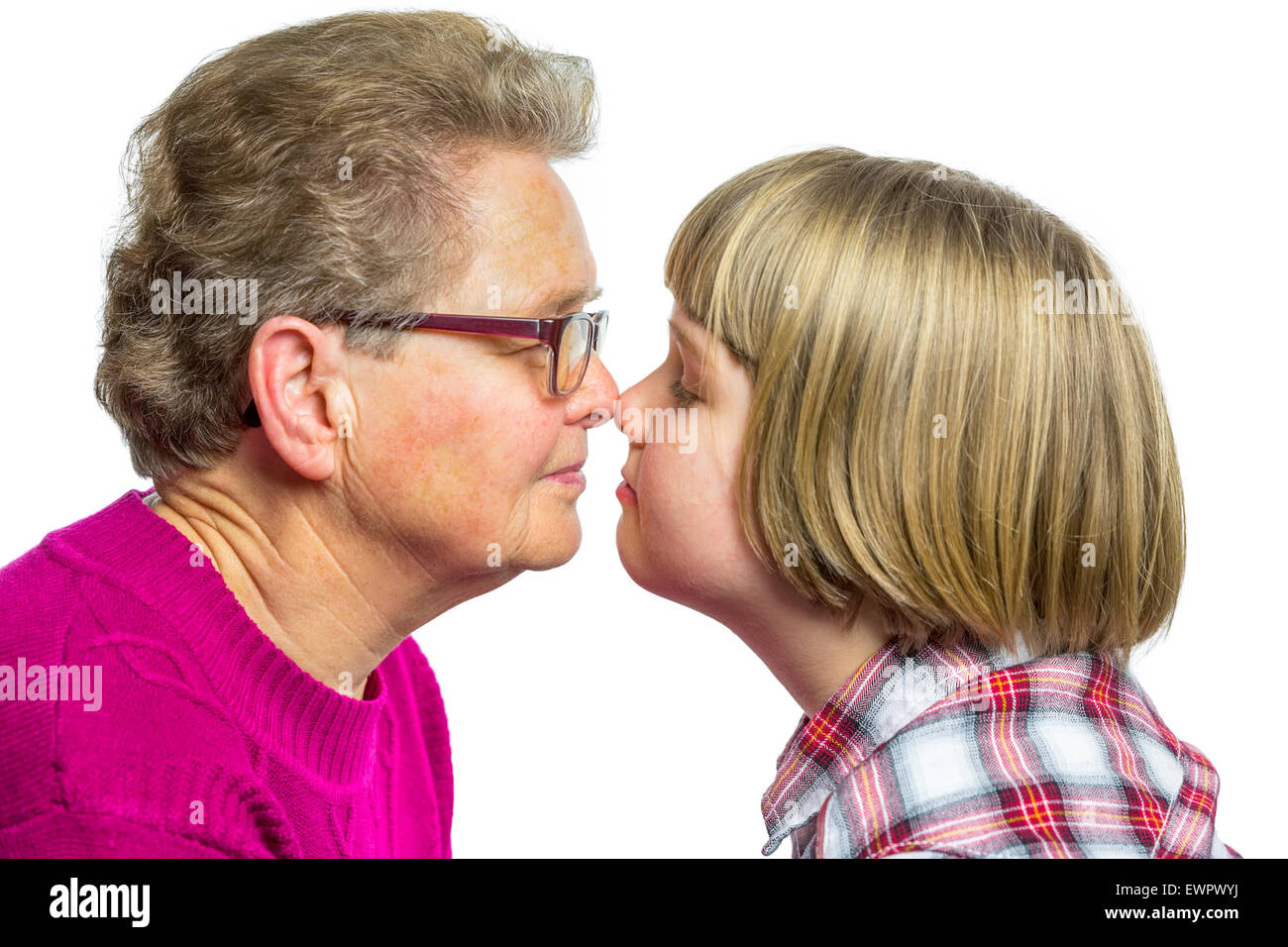 Portrait of caucasian grand-mère et petit-fils de toucher le nez isolé sur fond blanc Banque D'Images