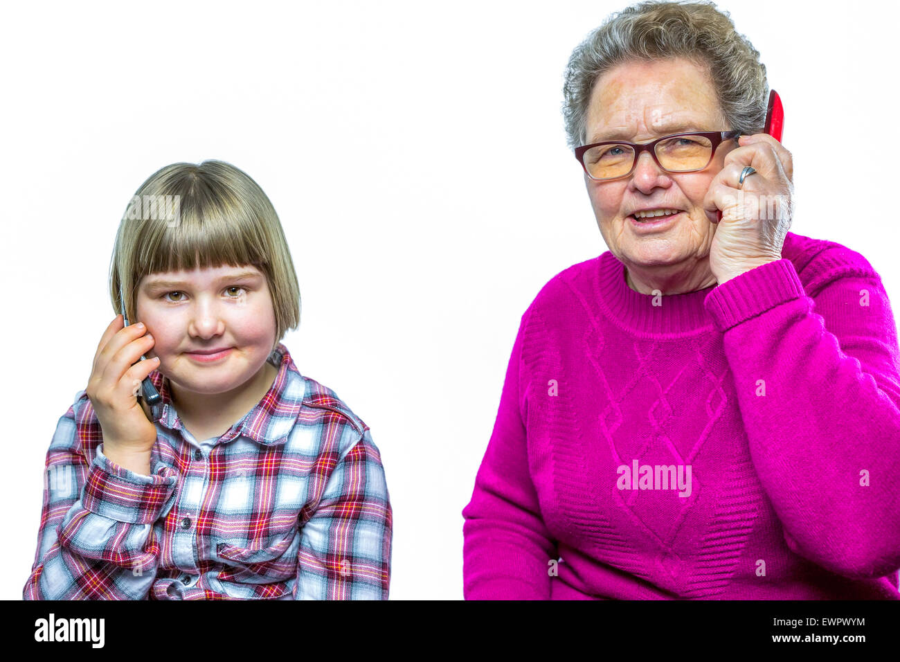 Grand-mère de race blanche et petite-fille de téléphoner avec un téléphone mobile isolé sur fond blanc Banque D'Images