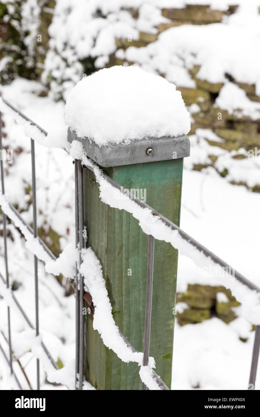 Neige sur poteau en bois et clôture en saison d'hiver Banque D'Images