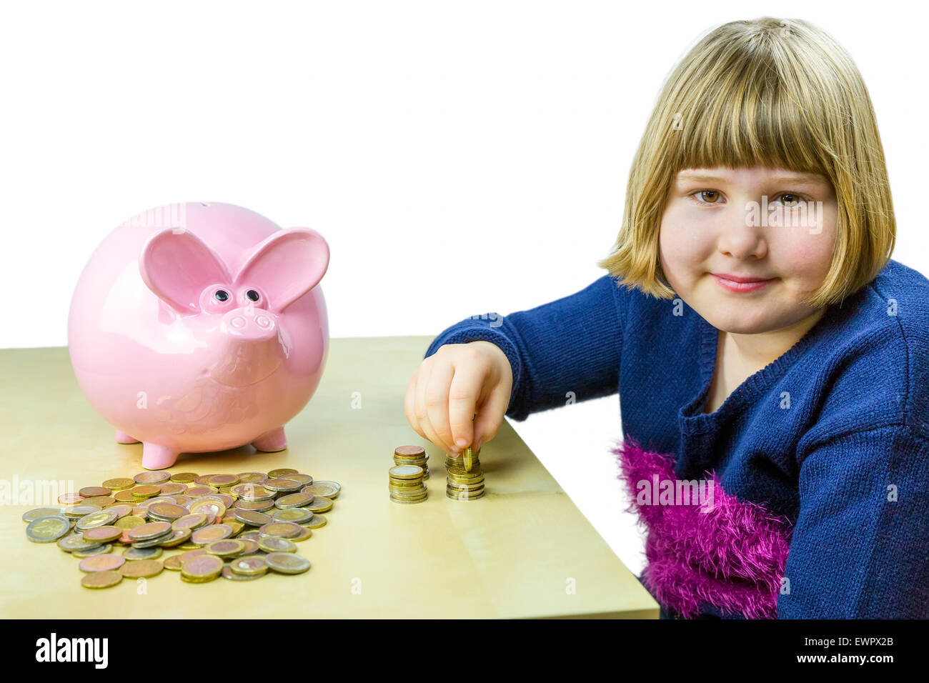 Young caucasian girl comptant en euros parmi tirelire isolé sur fond blanc Banque D'Images