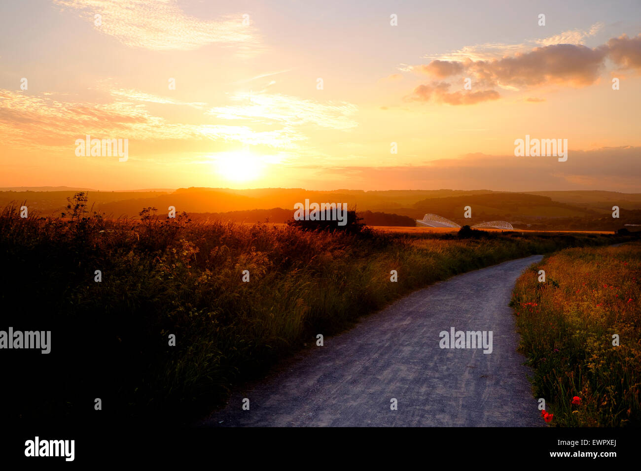 Brighton, 19 juin 2015 : le coucher de soleil sur le parc national des South Downs avec l'American Express Community Stadium nichée dans Banque D'Images Brighton, 19 juin 2015 : le coucher de soleil sur le parc national des South Downs avec l'American Express Community Stadium nichée dans Banque D'Images