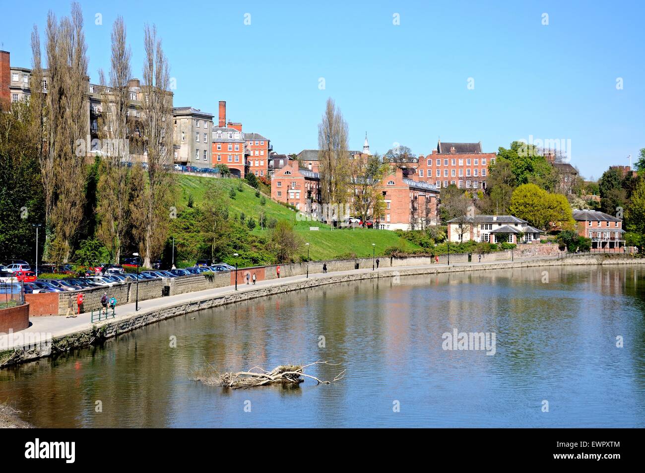 Afficher le long de la rivière Severn et le défilé Shopping Centre sur le remblai à la gauche, Shrewsbury, Angleterre, Royaume-Uni. Banque D'Images