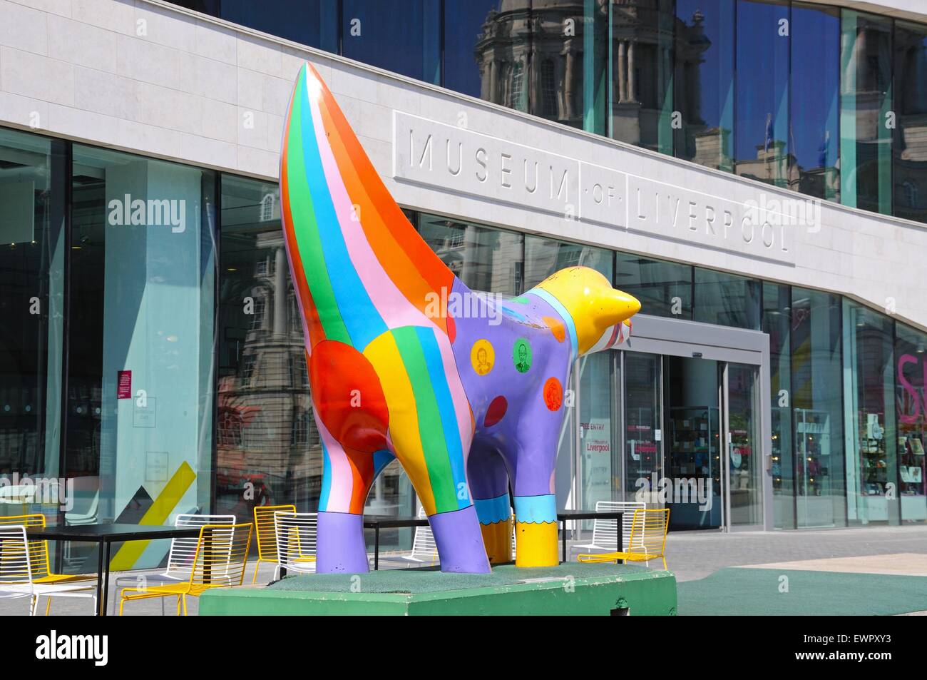 Le Musée de Liverpool building à Pier Head avec un Superlambanana de l'avant-plan, Liverpool, Merseyside, England, UK. Banque D'Images