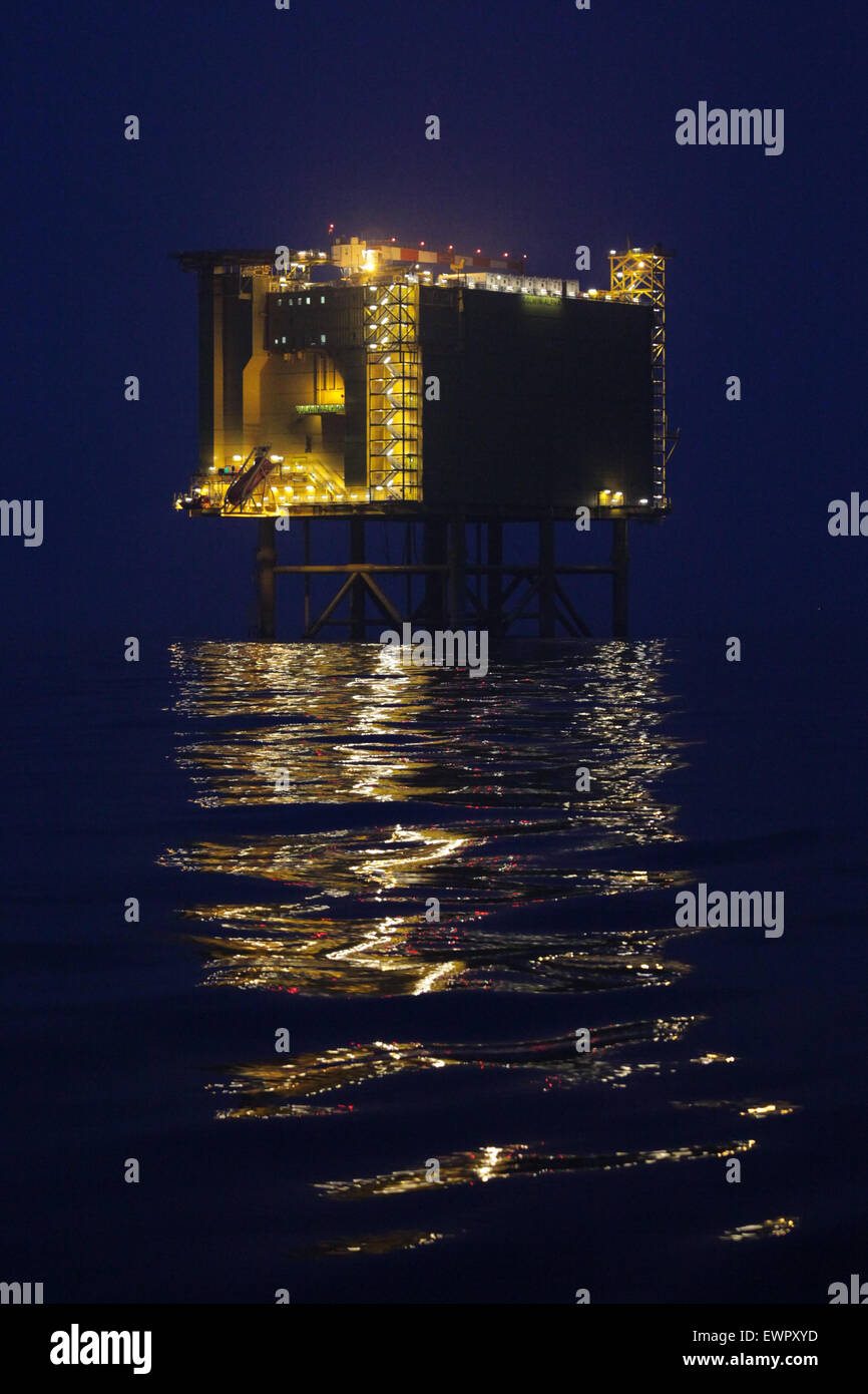 Dessus de la plate-forme de convertisseur CCHT offshore, DolWin Alpha, la nuit dans la baie allemande de la mer du Nord Banque D'Images