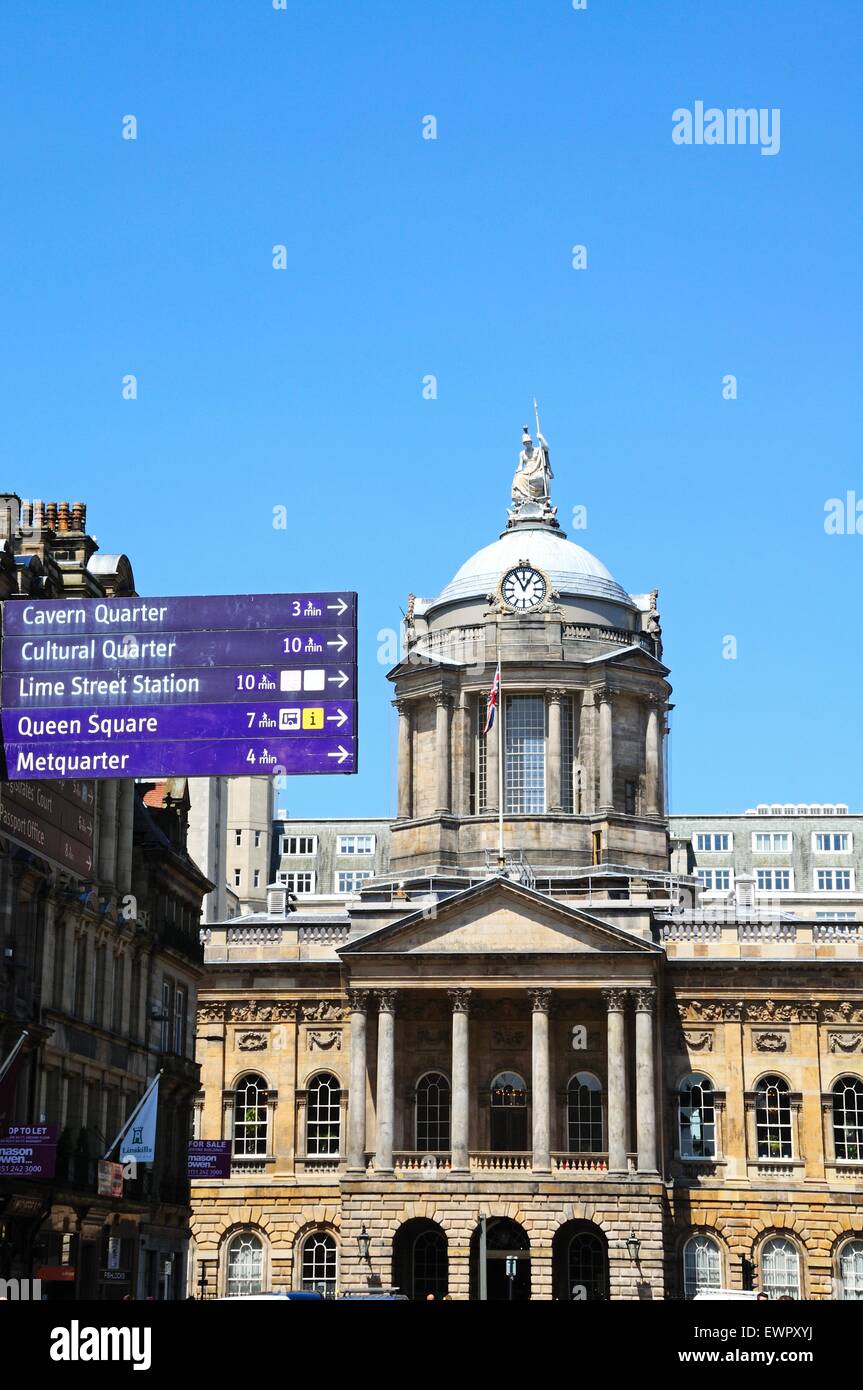 Afficher le long de la rue du Château en direction de l'hôtel de ville à l'extrémité avec un signe attractions en avant-plan, Liverpool, Merseyside, Banque D'Images