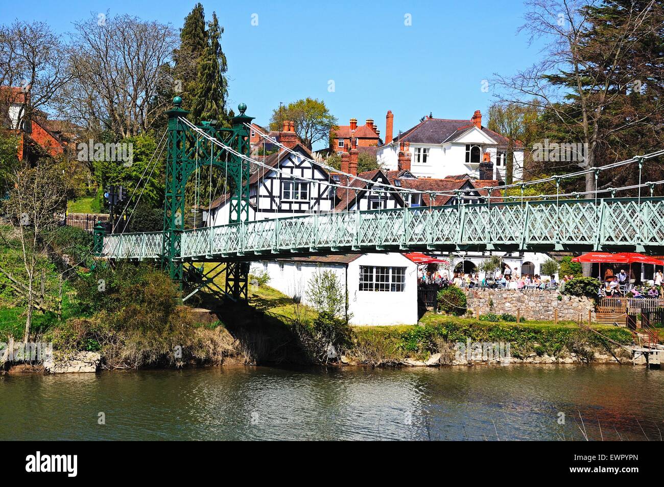 Suspension Porthill Pont sur la rivière Severn avec le public d'un hangar à bateaux à l'arrière de la Chambre, Shrewsbury, Shropshire, Angleterre, Banque D'Images