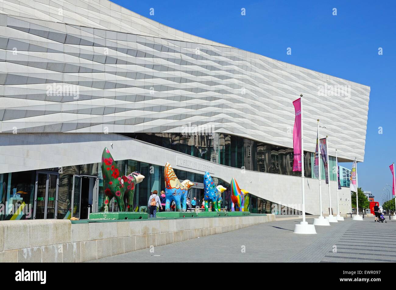 Le Musée de Liverpool building à Pier Head avec quatre Superlambananas en premier plan, Liverpool, Merseyside, England, UK. Banque D'Images
