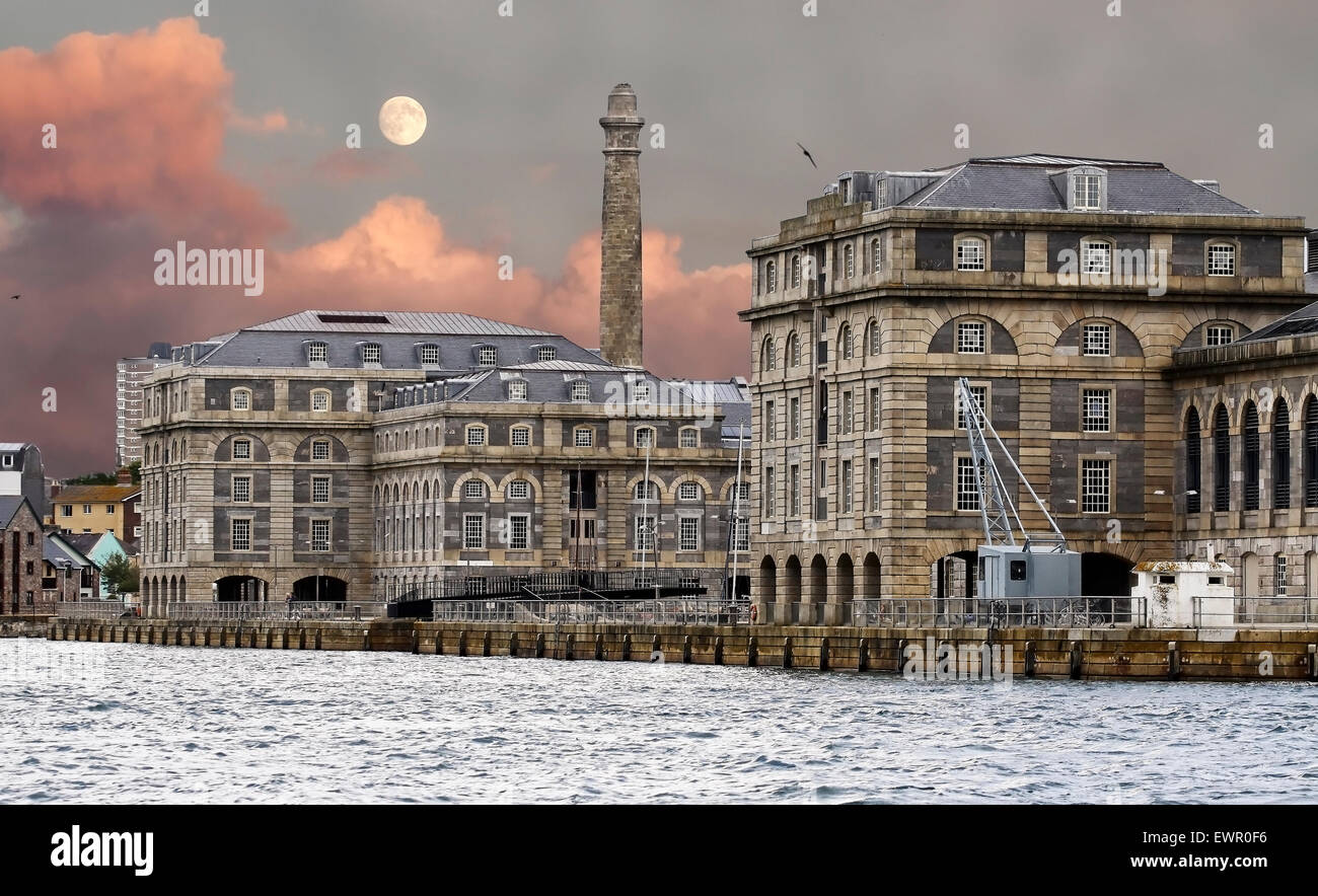 Les bâtiments en pierre dans le port de Plymouth, en Angleterre. Banque D'Images