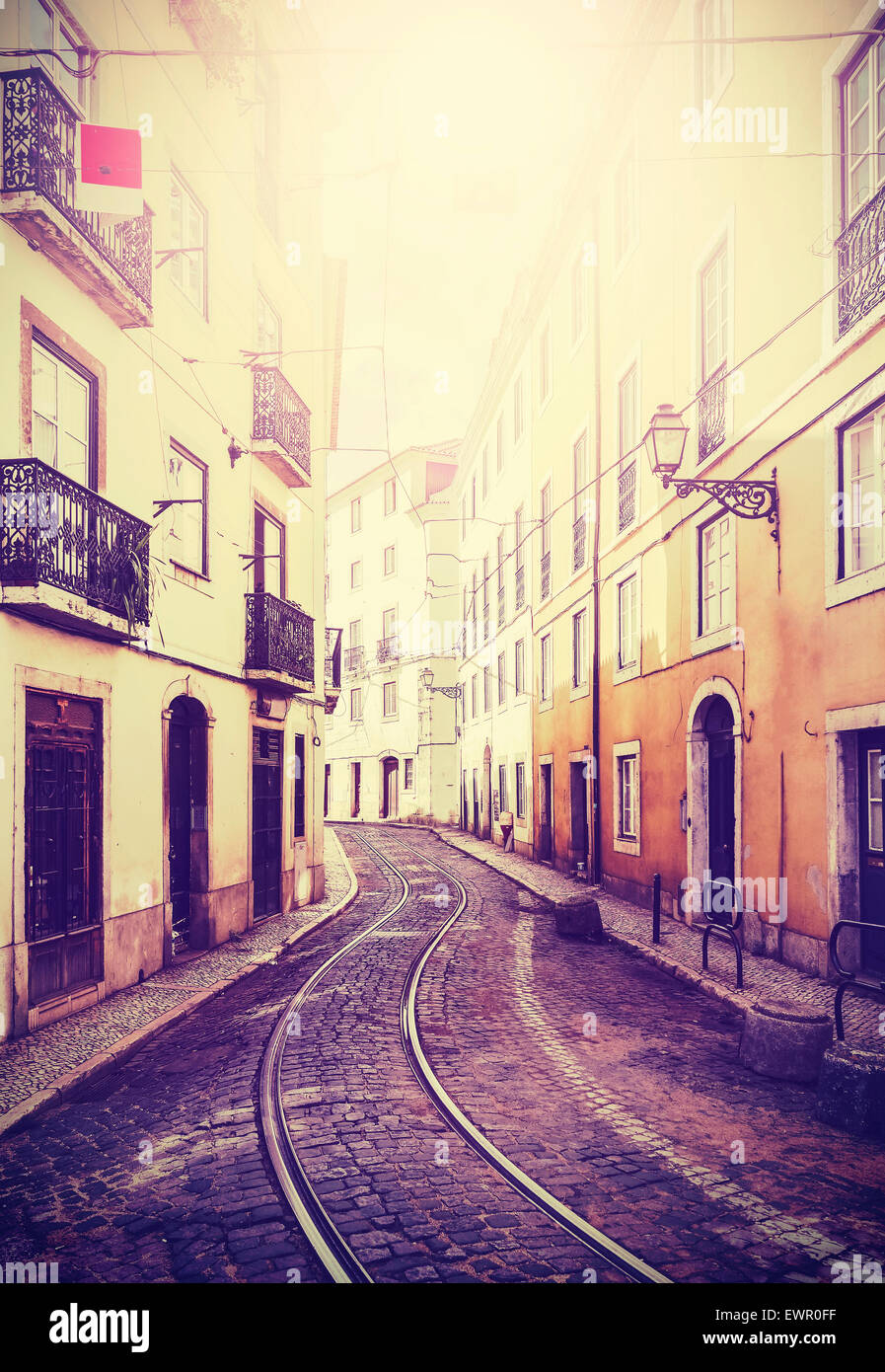 Tons vintage photo d'une rue étroite à Lisbonne, Portugal, effet vieux film. Banque D'Images