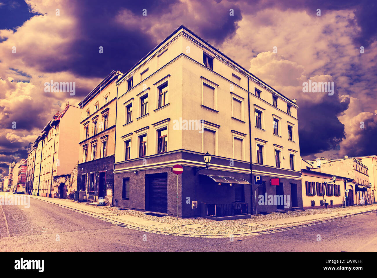 Tons Vintage coin de rue avec des nuages de pluie, de Chelmno en Pologne. Banque D'Images