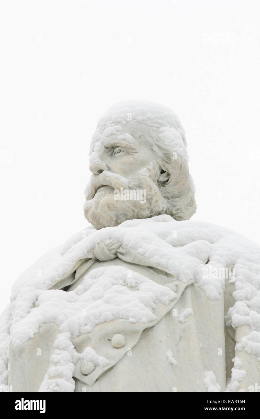 Italie, Lombardie, Crema, Piazza Giuseppe Garibaldi Square, Garibaldi Statue de Francesco Barzaghi recouvert de neige. Banque D'Images