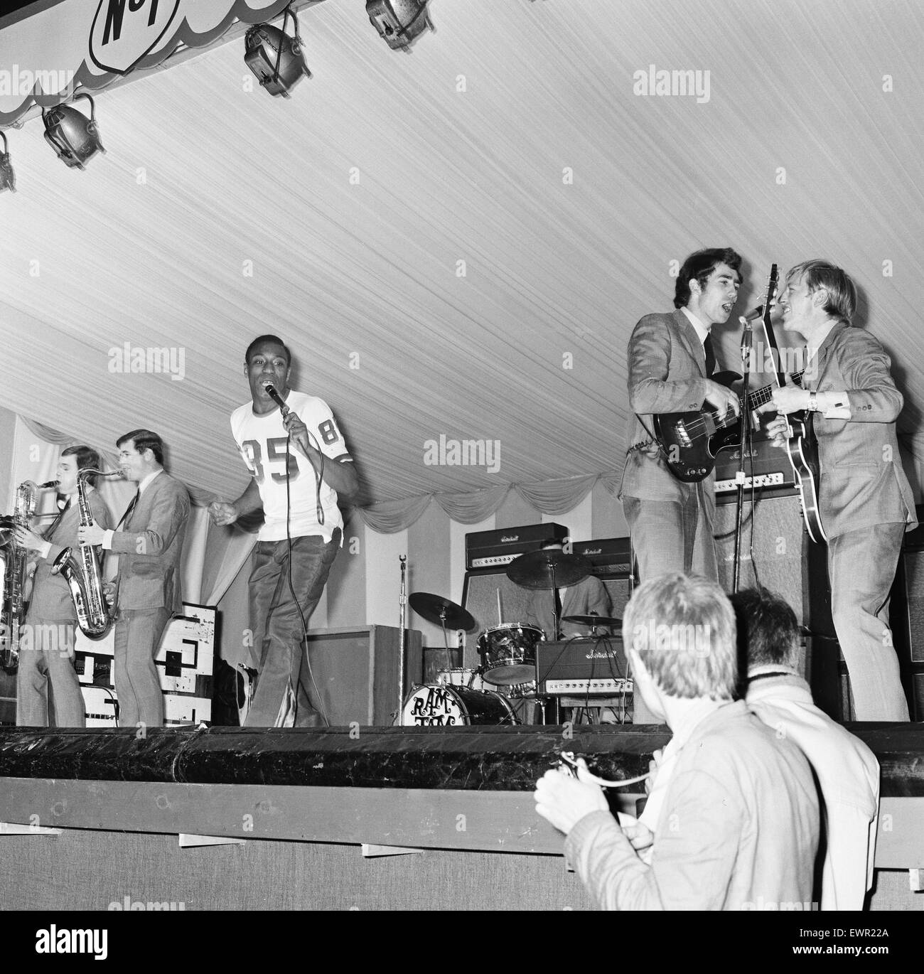 Geno Washington et le Ram Jam sur scène à la 6e National Jazz and Blues Festival tenu à Windsor racecourse. 29 Juillet 1966 Banque D'Images