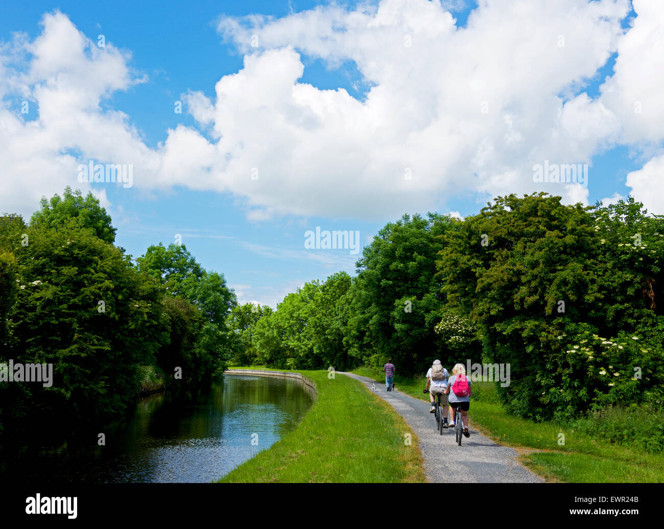 Les cyclistes sur le chemin de halage de la Leeds et Liverpool Canal près de Barnoldswick, Lancashire, England UK Banque D'Images