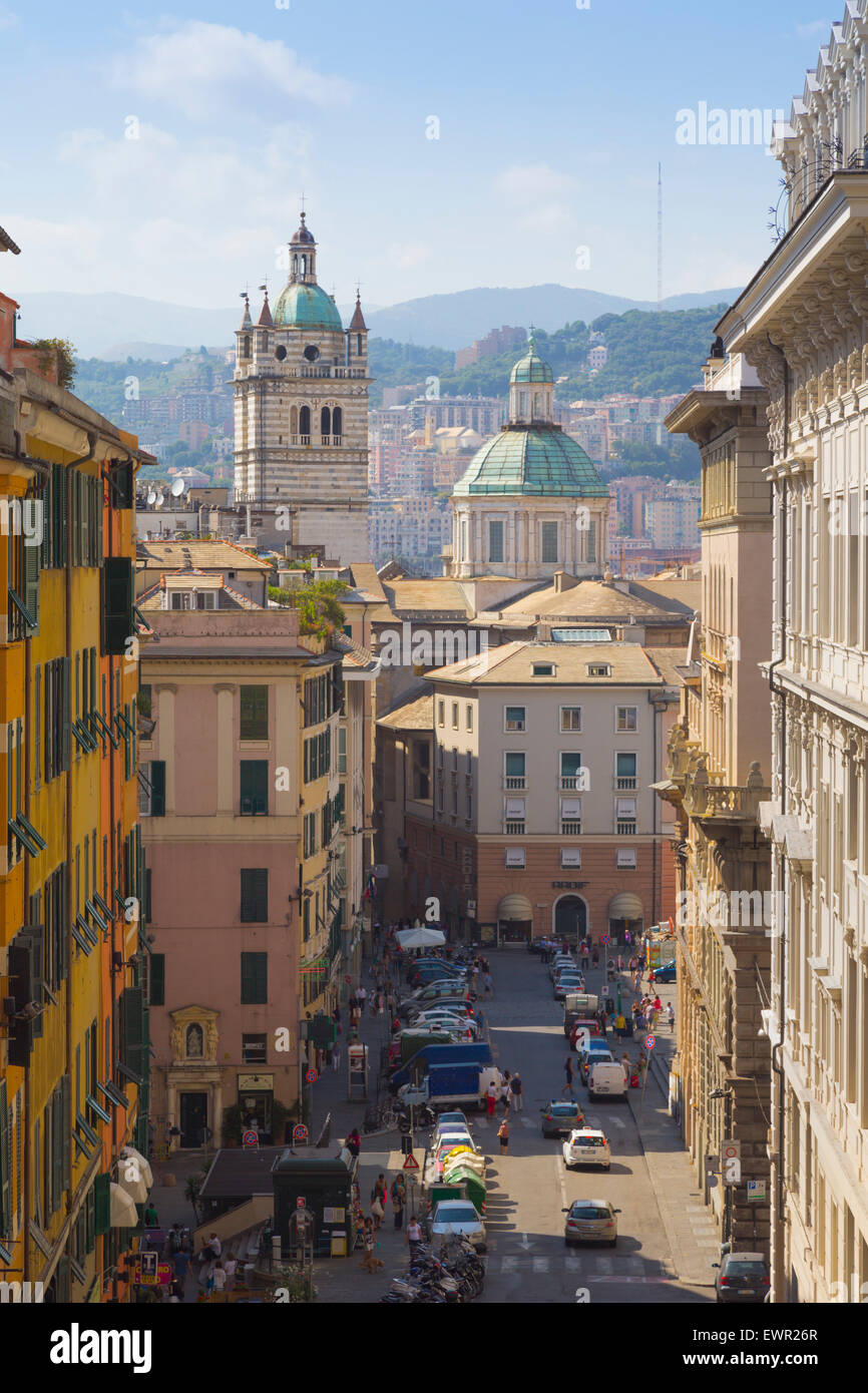Gênes, Ligurie, Italie. Vue vers le bas Via Porta Soprana. Rue typique. Banque D'Images
