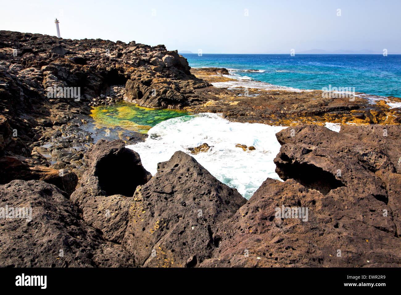 Brown rock en côte blanche lanzarote beach pierre eau et l'été hervideros Banque D'Images